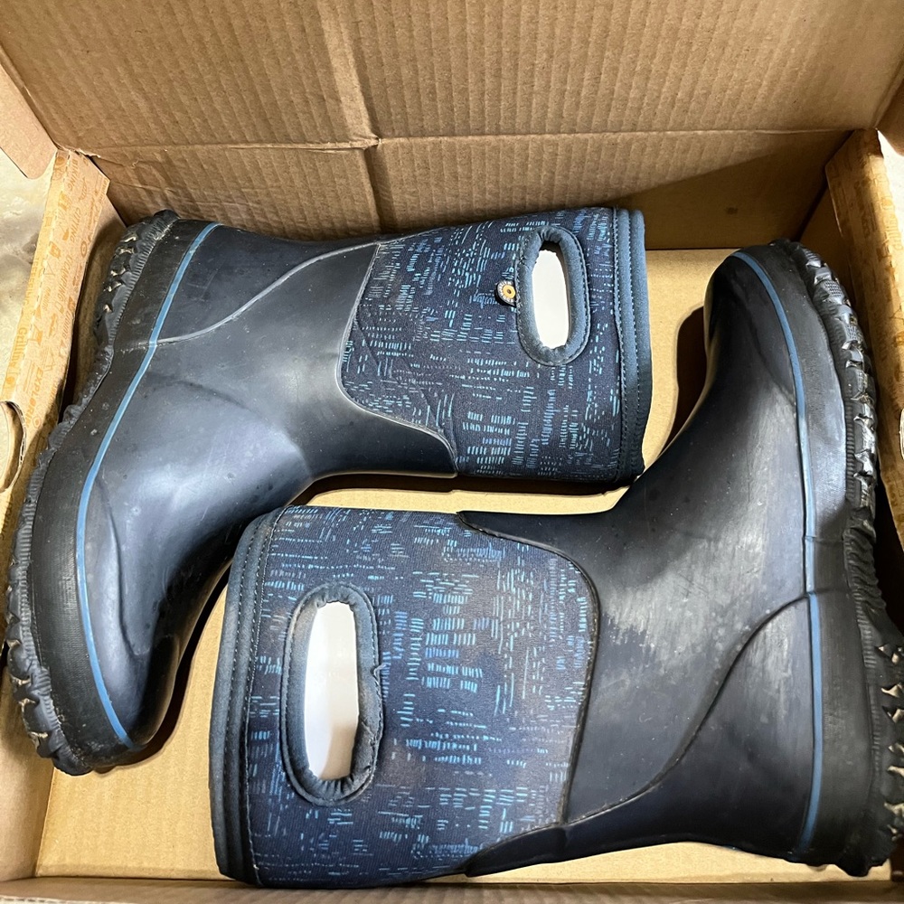 Boys Bogs size 3